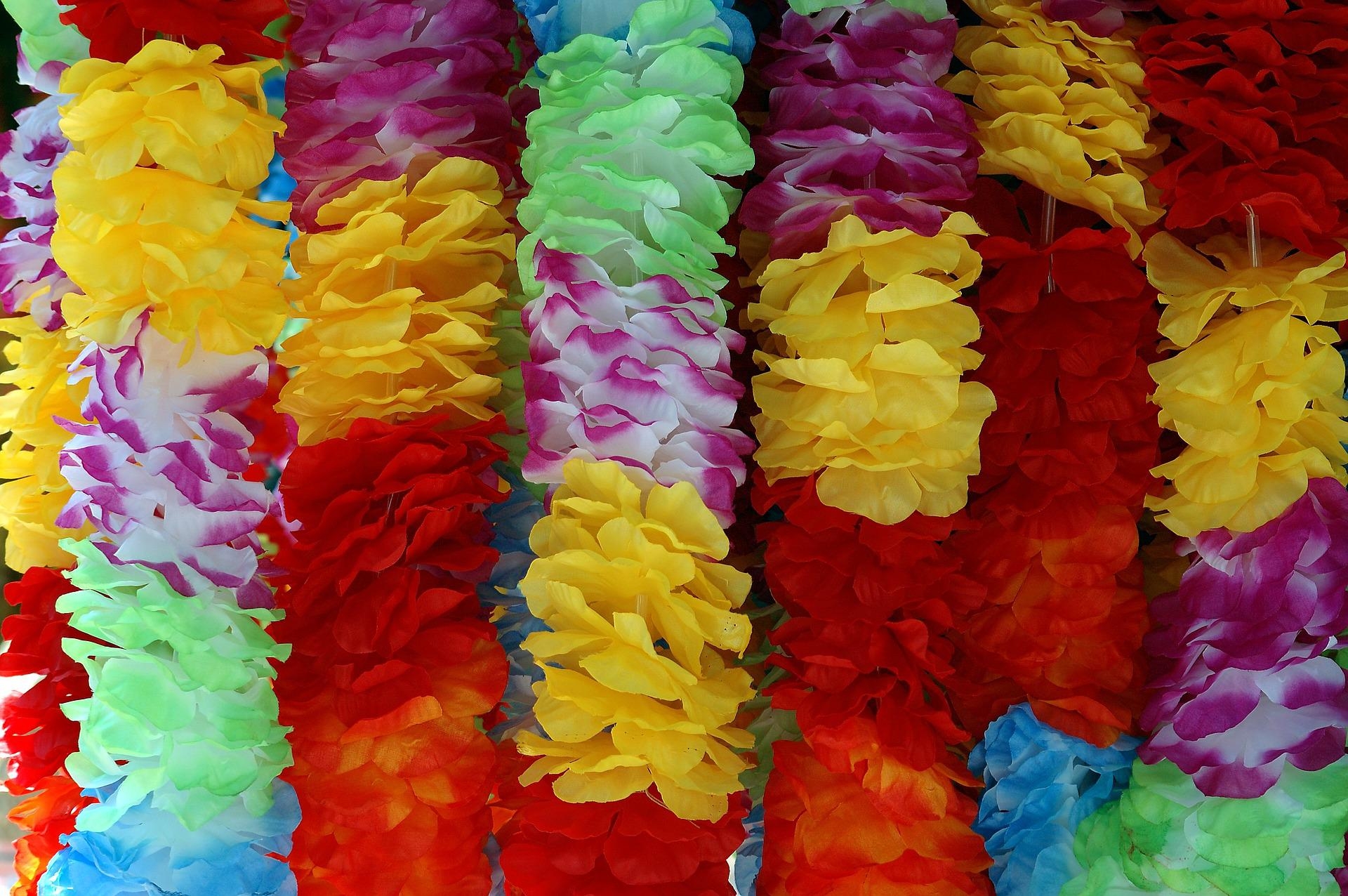 Hawaii-themed adult birthday decor