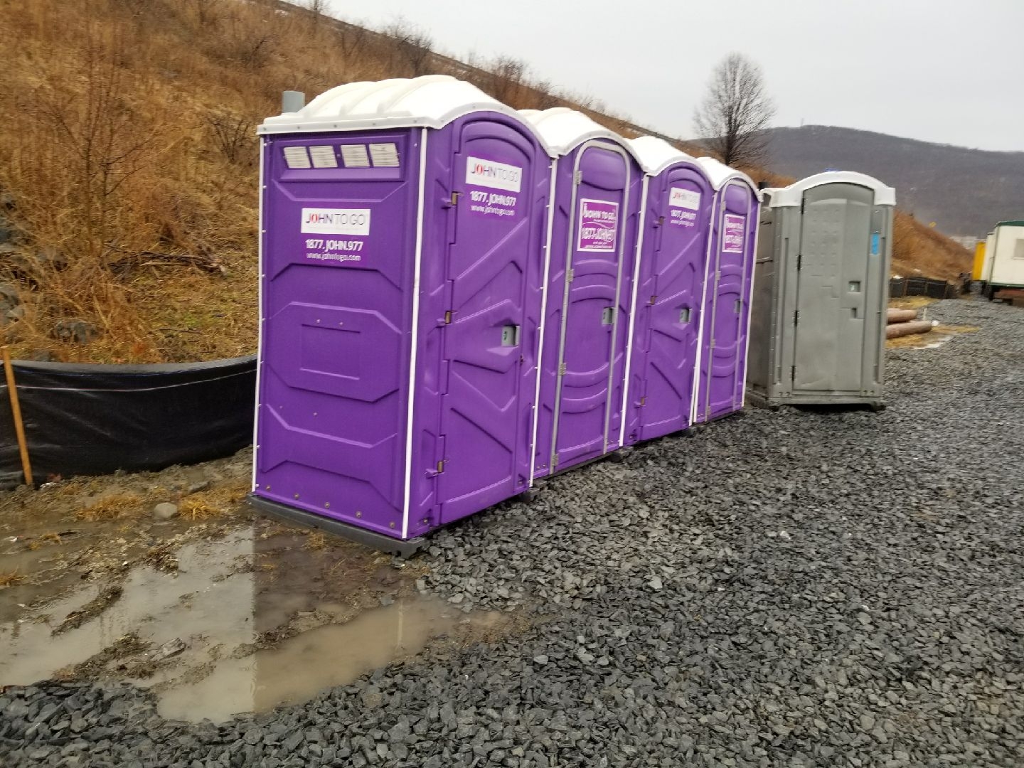 Spacious job site portable toilet units with ample capacity